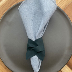 Servietsløjfe i læder med grå serviet